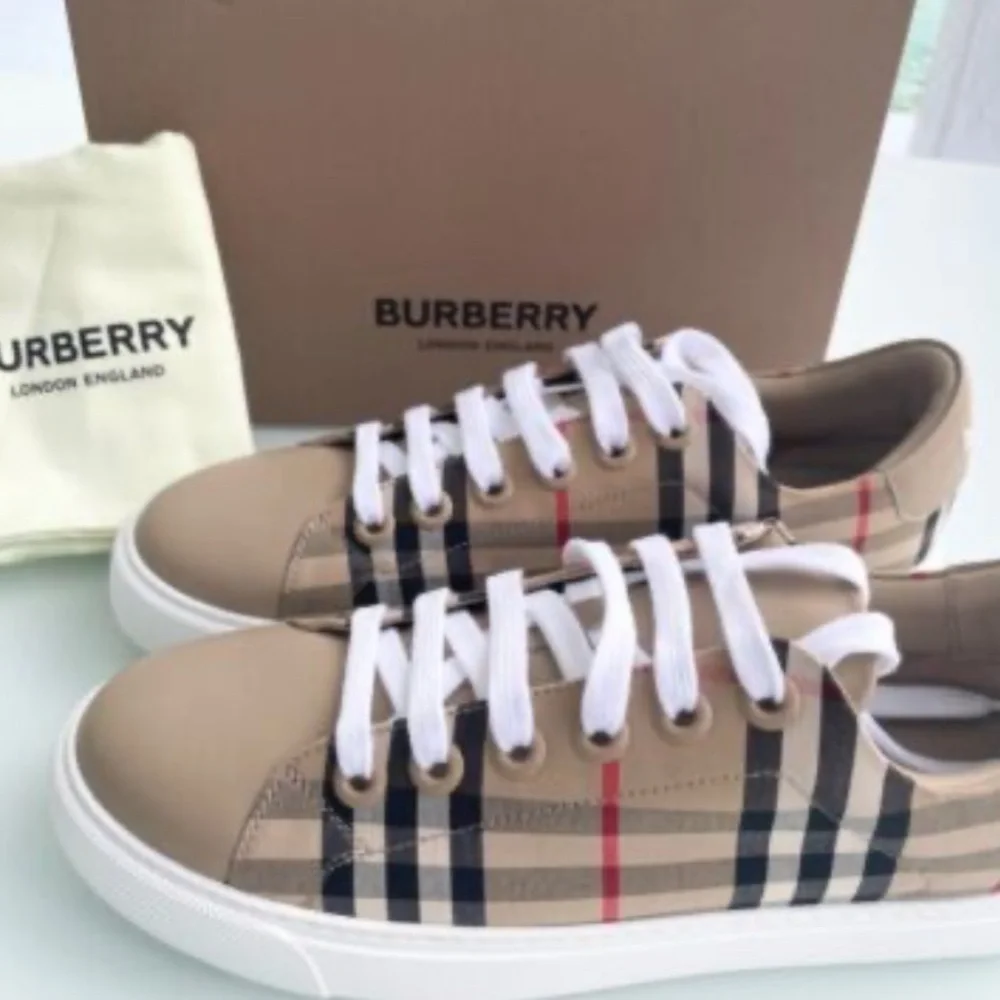 Women's Albridge Vintage Check Low-Top
Burberry Sneakers #ITCALFAR14CHI - Picture 2 of 8